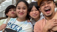 Sampai saat ini Wendi Cagur masih sehat dan berkumpul bersama keluarga tercintanya. Begini momennya bersama sang istri dan dua buah hatinya. Foto: Instagram @wendicagur