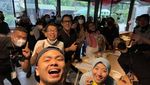 Keseruan Wendi Cagur Saat Tumpengan dan BBQ Bareng Keluarga