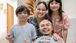 Keseruan Wendi Cagur Saat Tumpengan dan BBQ Bareng Keluarga