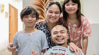 Momen ulang tahunnya pernah ia abadikan bersama sang istri dan kedua anaknya. Saat itu ia mendapakan kejutan cupcake yang lucu. Foto: Instagram @wendicagur
