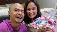 Bersama sang istri, ia mengabadikan momen romantisnya saat merayakan hari pernikahan ke-11. Ada dua cake cantik dan buket bunga. Foto: Instagram @wendicagur