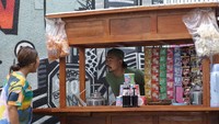 Begini suasana warung Wendi Cagur dalam program Warbun di YouTube. Warung itu berisikan aneka minuman instan dan makanan ringan. Foto: Instagram @wendicagur
