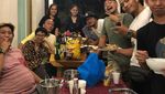 Keseruan Wendi Cagur Saat Tumpengan dan BBQ Bareng Keluarga