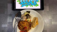 Menghabiskan waktu santai di rumah, begini makanan yang disantap oleh Wendi. Ada sepiring nasi dengan lauk sayur sop, telur kecap, dan tahu bakso. Foto: Instagram @wendicagur