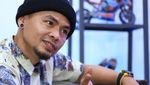 Keseruan Wendi Cagur Saat Tumpengan dan BBQ Bareng Keluarga