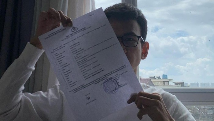 Adam Deni memegang berkas laporan polisi terhadap Jerinx. (Sumber: Instagram Adam Deni)