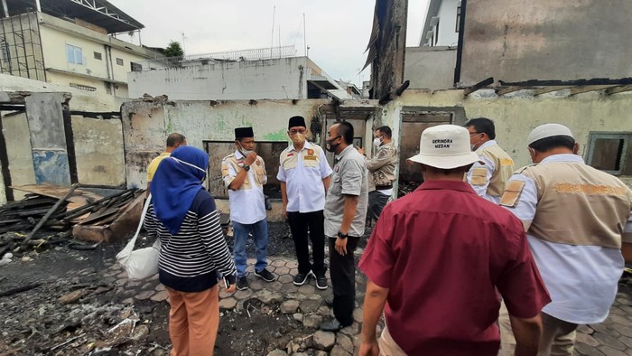Anggota Dewan Perwakilan Rakyat RI (DPR RI) Husni Mustafa menyalurkan bantuan pada korban kebakaran yang terjadi di Jalan Mahkamah, Kota Medan.