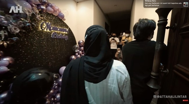 Usai memberikan ucapan selamat ulang tahun untuk Aurel tepat di jam 12 saat keduanya sedang dalam perjalanan pulang, Atta pun memberikan kejutan. Ketika sampai di rumah, Aurel dikejutkan dengan rumahnya yang telah didekorasi sedemikian rupa untuk merayakan ulang tahunnya. Foto: YouTube/AH