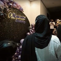 Usai memberikan ucapan selamat ulang tahun untuk Aurel tepat di jam 12 saat keduanya sedang dalam perjalanan pulang, Atta pun memberikan kejutan. Ketika sampai di rumah, Aurel dikejutkan dengan rumahnya yang telah didekorasi sedemikian rupa untuk merayakan ulang tahunnya. Foto: YouTube/AH