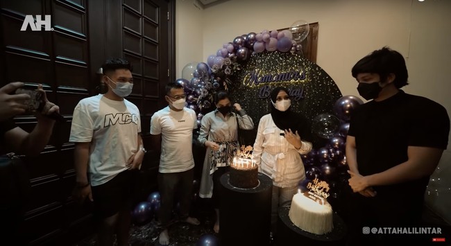 Tak hanya itu saja, ternyata keluarga dari Aurel Hermansyah, Anang Hermansyah, Ashanti, dan Azriel Hermansyah pun telah hadir di sana. Hal itu tentu membuat Aurel jadi terlihat semakin bahagia. Dia mengaku tak menyangka jika keluarganya tersebut hadir. Foto: YouTube/AH