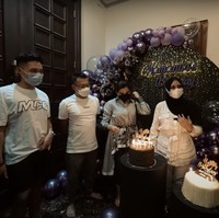 Tak hanya itu saja, ternyata keluarga dari Aurel Hermansyah, Anang Hermansyah, Ashanti, dan Azriel Hermansyah pun telah hadir di sana. Hal itu tentu membuat Aurel jadi terlihat semakin bahagia. Dia mengaku tak menyangka jika keluarganya tersebut hadir. Foto: YouTube/AH