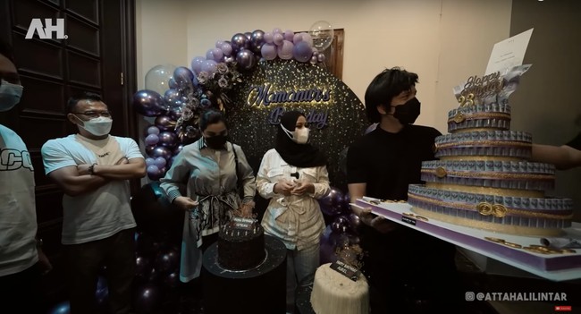 Tak hanya mendapatkan kejutan dan kue ulang tahun dari keluarga tersayang, Aurel juga mendapatkan kue dari gulungan uang. Kue tersebut merupakan pemberian dari timnya. Foto: YouTube/AH