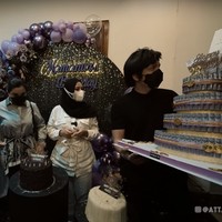 Tak hanya mendapatkan kejutan dan kue ulang tahun dari keluarga tersayang, Aurel juga mendapatkan kue dari gulungan uang. Kue tersebut merupakan pemberian dari timnya. Foto: YouTube/AH