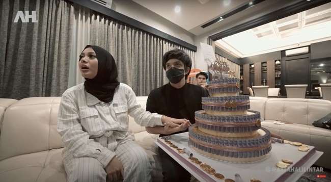 Karena ulang tahun Aurel jatuh pada tanggal 10, dan kebetulan warna uang Rp 10 ribu adalah ungu, yang merupakan warna kesukaan Aurel, maka tim memilih nominal tersebut. Foto: YouTube/AH