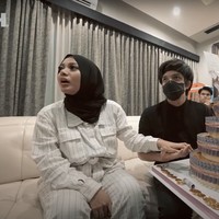 Karena ulang tahun Aurel jatuh pada tanggal 10, dan kebetulan warna uang Rp 10 ribu adalah ungu, yang merupakan warna kesukaan Aurel, maka tim memilih nominal tersebut. Foto: YouTube/AH