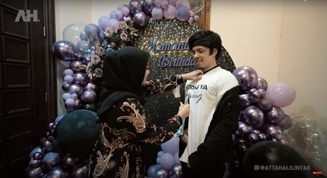 Tak hanya itu saja, setelahnya Aurel pun kembali mendapatkan kejutan dari suaminya, Atta Halilintar. Namun sebelumnya Aurel harus menyelesaikan permainan singkat yang telah dipersiapkan oleh Atta. Foto: YouTube/AH