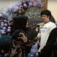 Tak hanya itu saja, setelahnya Aurel pun kembali mendapatkan kejutan dari suaminya, Atta Halilintar. Namun sebelumnya Aurel harus menyelesaikan permainan singkat yang telah dipersiapkan oleh Atta. Foto: YouTube/AH