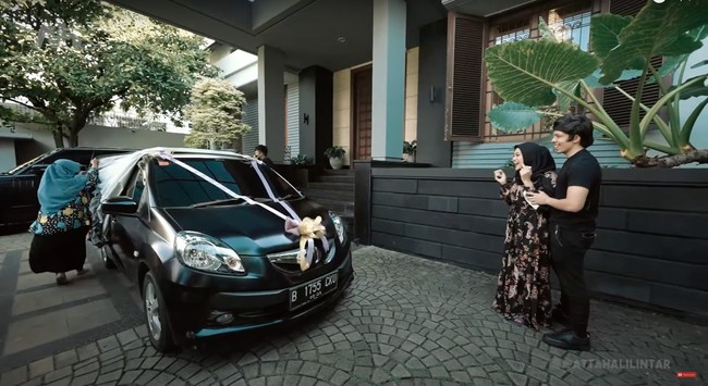 Awalnya Atta terlihat memberikan kejutan berupa mobil Brio yang sudah didekorasi dengan pita  untuk Aurel. Aurel pun tampak bingung sekaligus terkejut dan senang melihat kado pemberian suaminya itu. Foto: YouTube/AH