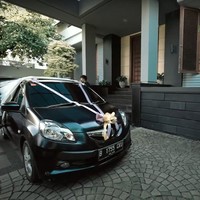 Awalnya Atta terlihat memberikan kejutan berupa mobil Brio yang sudah didekorasi dengan pita  untuk Aurel. Aurel pun tampak bingung sekaligus terkejut dan senang melihat kado pemberian suaminya itu. Foto: YouTube/AH