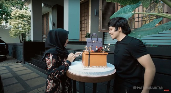 Di dalam mobil Brio tersebut ternyata sudah terdapat sebuah kado yang telah dipersiapkan untuk Aurel. Di dalam kado tersebut terdapat sebuah kunci mobil. Foto: YouTube/AH