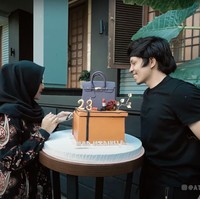 Di dalam mobil Brio tersebut ternyata sudah terdapat sebuah kado yang telah dipersiapkan untuk Aurel. Di dalam kado tersebut terdapat sebuah kunci mobil. Foto: YouTube/AH