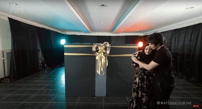 Setelahnya Aurel pun kembali diminta untuk menutup mata dan diajak ke lokasi tempat kado ulang tahunnya. Foto: YouTube/AH