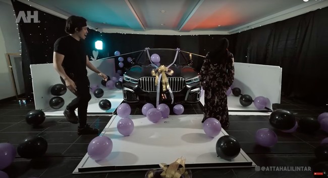 Aurel pun terlihat sangat terkejut usai membuka kado yang ternyata berisi sebuah mobil mewah. Mobil tersebut ternyata merupakan BMW seri 7 yang baru saja dirilis pada tahun 2021 ini. Harganya tak main-main, bisa mencapai Rp 2 miliar. Foto: YouTube/AH