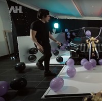 Aurel pun terlihat sangat terkejut usai membuka kado yang ternyata berisi sebuah mobil mewah. Mobil tersebut ternyata merupakan BMW seri 7 yang baru saja dirilis pada tahun 2021 ini. Harganya tak main-main, bisa mencapai Rp 2 miliar. Foto: YouTube/AH