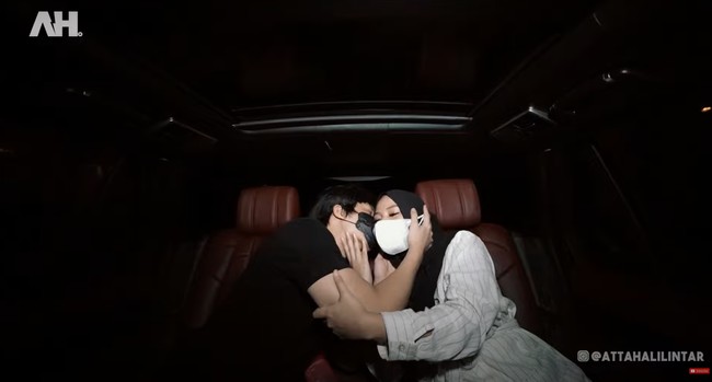 Tepat di hari ulang tahun Aurel Hermansyah, sang suami, Atta Halilintar, tampak memberikan kejutan. Walaupun tak semeriah pesta ulang tahun biasanya, mengingat sedang diberlakukannya PPKM, namun kejutan tersebut tetap membuat Aurel terlihat bahagia. Foto: YouTube/AH