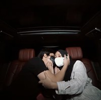 Tepat di hari ulang tahun Aurel Hermansyah, sang suami, Atta Halilintar, tampak memberikan kejutan. Walaupun tak semeriah pesta ulang tahun biasanya, mengingat sedang diberlakukannya PPKM, namun kejutan tersebut tetap membuat Aurel terlihat bahagia. Foto: YouTube/AH