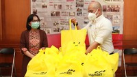 Mendukung upaya menekan dan mencegah penyebaran Covid-19, Bank Mandiri berinisiatif memberikan bantuan sebanyak 15.000 paket vitamin dan nutrisi bagi para tenaga kesehatan (nakes) covid-19 yang akan didistribusikan secara bertahap di beberapa rumah sakit rujukan Covid-19 di Pulau Jawa dan Bali, termasuk di RS Fatmawati dengan jumlah 1.000 pake.