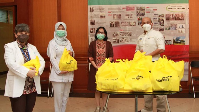 Bantuan untuk Nakes di Tengah Lonjakan Kasus COVID-19 Mendukung upaya menekan dan mencegah penyebaran Covid-19, Bank Mandiri berinisiatif memberikan bantuan sebanyak 15.000 paket vitamin dan nutrisi untuk nakes.