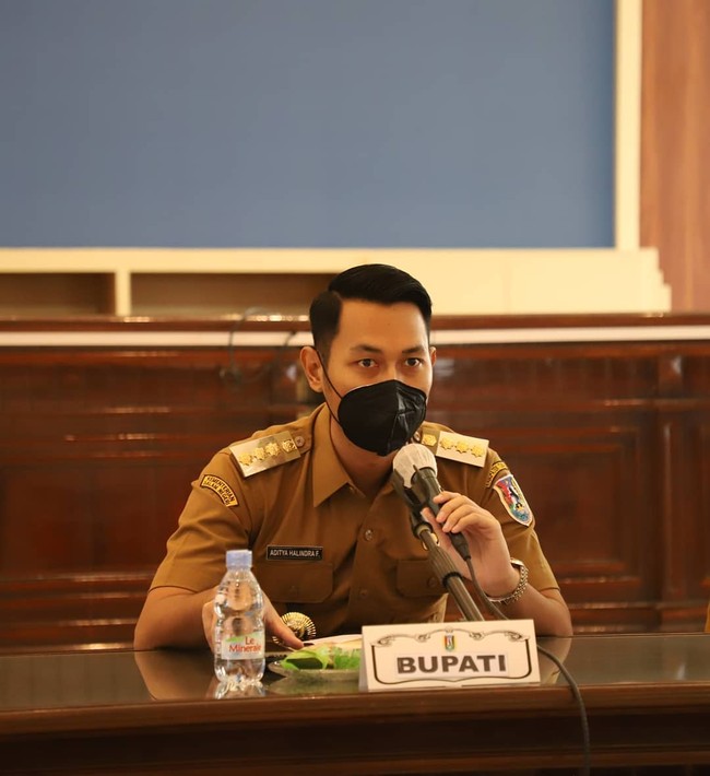 Inilah Aditya Halindra Faridzky, sosok muda yang memimpin pemerintahan kabupaten Tuban, Jawa Timur. Baru dilantik pada Juni lalu, pria 29 tahun ini pun menjadi Bupati Tuban termuda. (Foto: Pemkab Tuban)