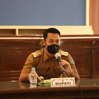 Inilah Aditya Halindra Faridzky, sosok muda yang memimpin pemerintahan kabupaten Tuban, Jawa Timur. Baru dilantik pada Juni lalu, pria 29 tahun ini pun menjadi Bupati Tuban termuda. (Foto: Pemkab Tuban)