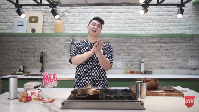 Chef Arnold Poernomo Bikin Waffle Nasi Goreng ala Kai EXO Chef Arnold Poernomo Bikin Waffle Nasi Goreng ala Kai EXO