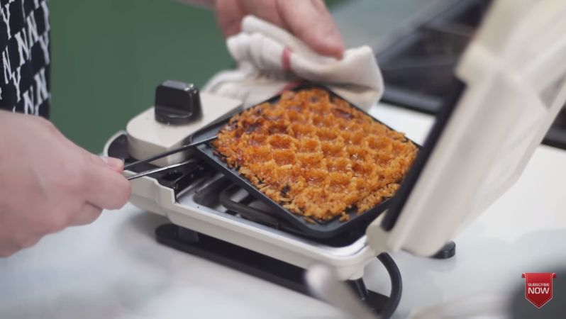 Chef Arnold Poernomo Bikin Waffle Nasi Goreng ala Kai EXO