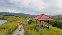 Masyarakat Sentani di Papua menyebutnya Danau Emfote. Emfote berarti perairan di tempat tinggi. Jalan menuju ke sini belum beraspal, hanya berupa jalan tanah yang diperkeras. Kalau habis hujan biasanya becek terdapat genangan. (Hari Suroto/Istimewa)
