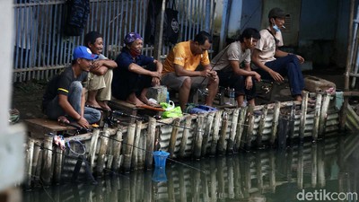 Duh, Warga Asyik Memancing Tanpa Prokes di Tengah PPKM Darurat