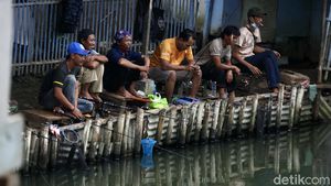 Duh, Warga Asyik Memancing Tanpa Prokes di Tengah PPKM Darurat