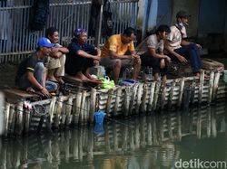 Duh, Warga Asyik Memancing Tanpa Prokes di Tengah PPKM Darurat