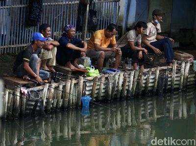 Duh, Warga Asyik Memancing Tanpa Prokes di Tengah PPKM Darurat