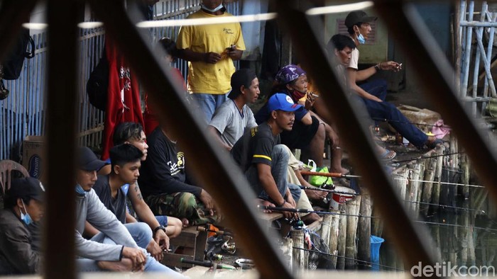 Duh, Warga Asyik Memancing Tanpa Prokes di Tengah PPKM Darurat Di saat Kota Bekasi tengah menerapkan PPKM Darurat, sejumlah warga justru nekat memancing. Mereka tampak berkerumun.