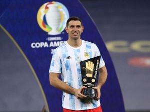 Messi Mantap, tapi Emiliano Martinez Tak Kalah Memikat!