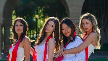 Eve Jobs juga belum lama ini merayakan kelulusan bersama para teman dekatnya di kampus elit Stanford. Di Instagram, ia kerap mejeng bersama para sobatnya ini. Foto: Instagram