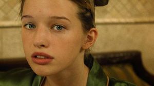 Potret Ever Anderson, Pemeran Natasha Romanoff Cilik di Black Widow