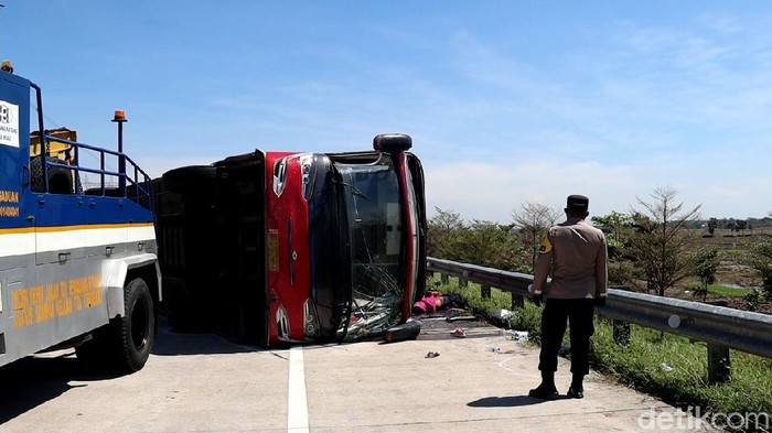 Kecelakaan bus terjadi di Tol Pemalang, Jawa Tengah siang tadi. Sebanyak tujuh orang tewas dalam kejadian ini.