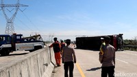 Sedangkan truk yang melaju oleng bernopol B 9281 SXR.