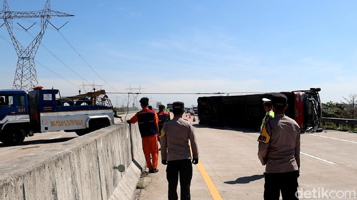 Kecelakaan bus terjadi di Tol Pemalang, Jawa Tengah siang tadi. Sebanyak tujuh orang tewas dalam kejadian ini.