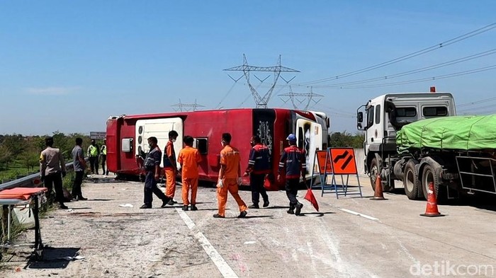 Kecelakaan bus terjadi di Tol Pemalang, Jawa Tengah siang tadi. Sebanyak tujuh orang tewas dalam kejadian ini.