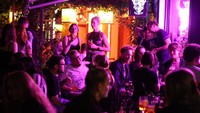Begini penampakan sejumlah pengunjung yang memadati bar di Berlin, Jerman.